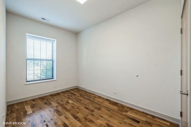 Building Photo - 325 E 44th St