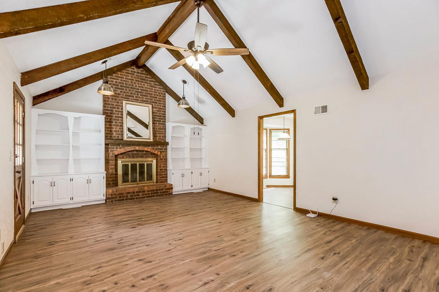 Building Photo - Spacious Shawnee Home Near Mill Creek Stre...
