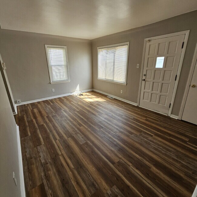 Building Photo - 2-Bedroom Ranch, Spacious Living Room, New Flooring, Kitchen with All Appliances, Laundry