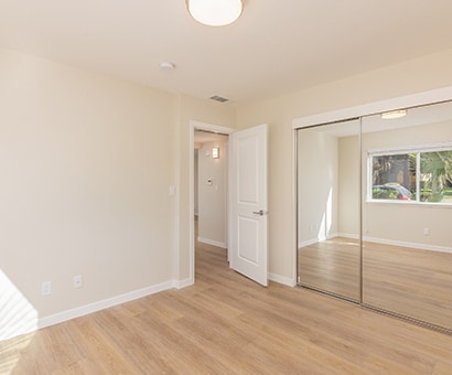 Large bedrooms with mirror and shelves - 1636 Queen Charlotte Dr