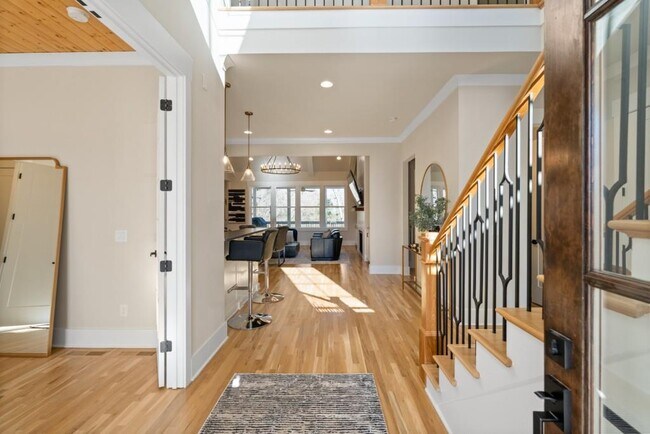 Building Photo - 568 Versailles Dr