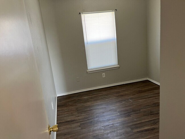 Building Photo - 3bed 2 bath covered parking fenced yard