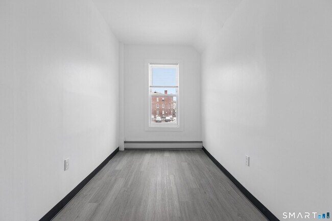 Building Photo - 654 Park St