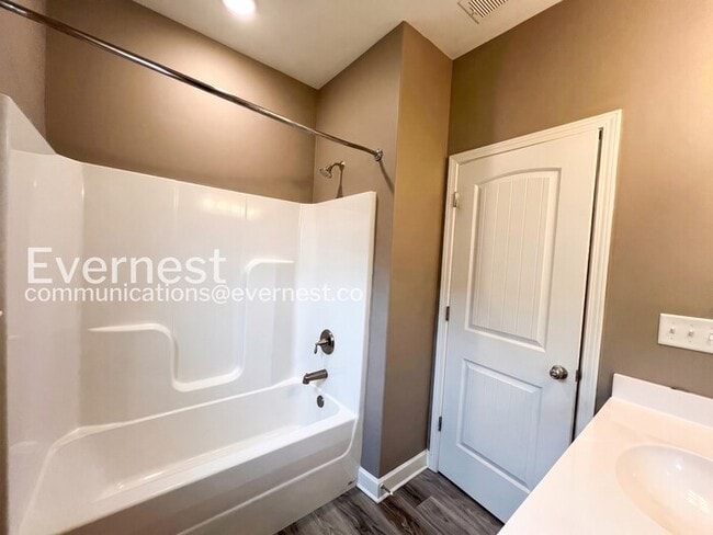 Building Photo - 5670 Matthew Dr