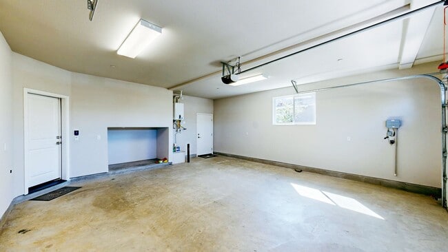 Building Photo - Rare Santa Rosa Four Bedroom house in Desi...