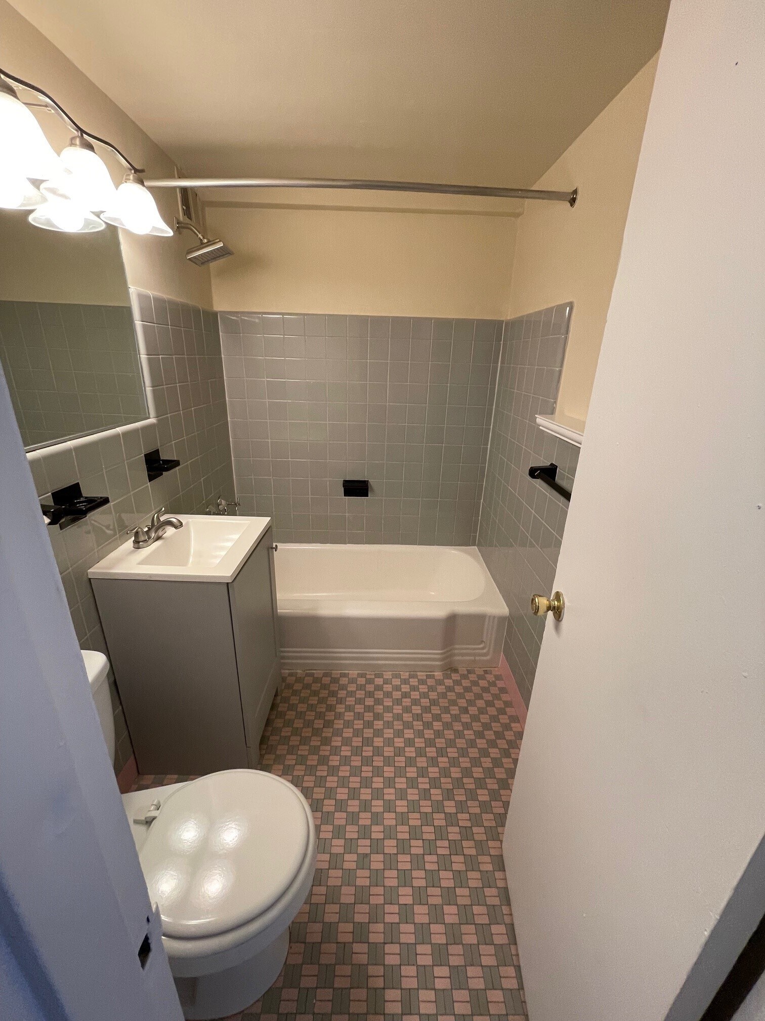 Building Photo - 2101 Chestnut