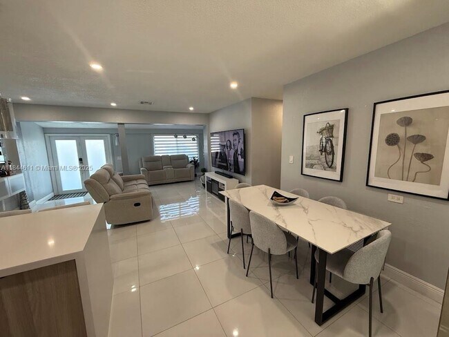 Building Photo - 2612 Acapulco Dr