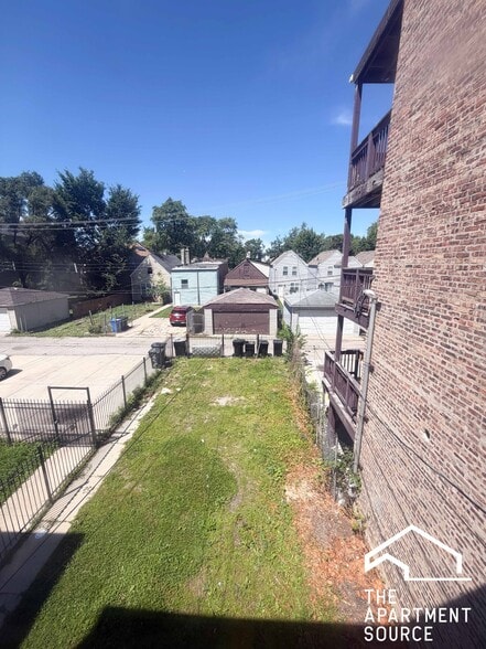 Building Photo - 1426 S Avers Ave