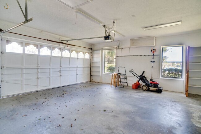 Building Photo - FOR RENT!!! STUNNING AND SPACIOUS SINGLE FAMILY HOME WITH LAKE VIEW...