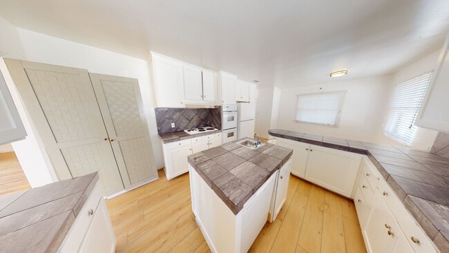 Building Photo - Huge House on Art St!! (Lease out, pending...