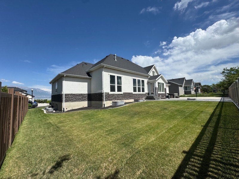 Building Photo - 3687 S Spinnaker Bay Dr
