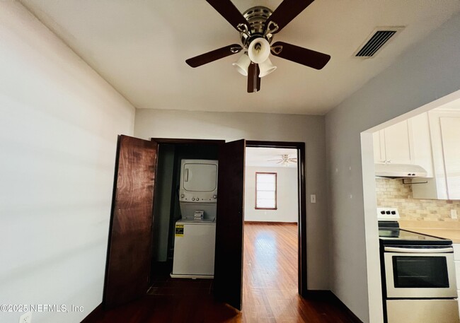 Building Photo - 2569 Myra St