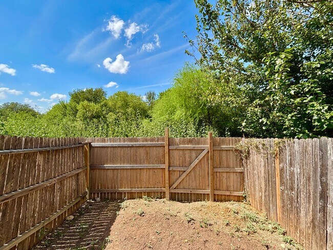 Building Photo - 10603 Mathom Landing