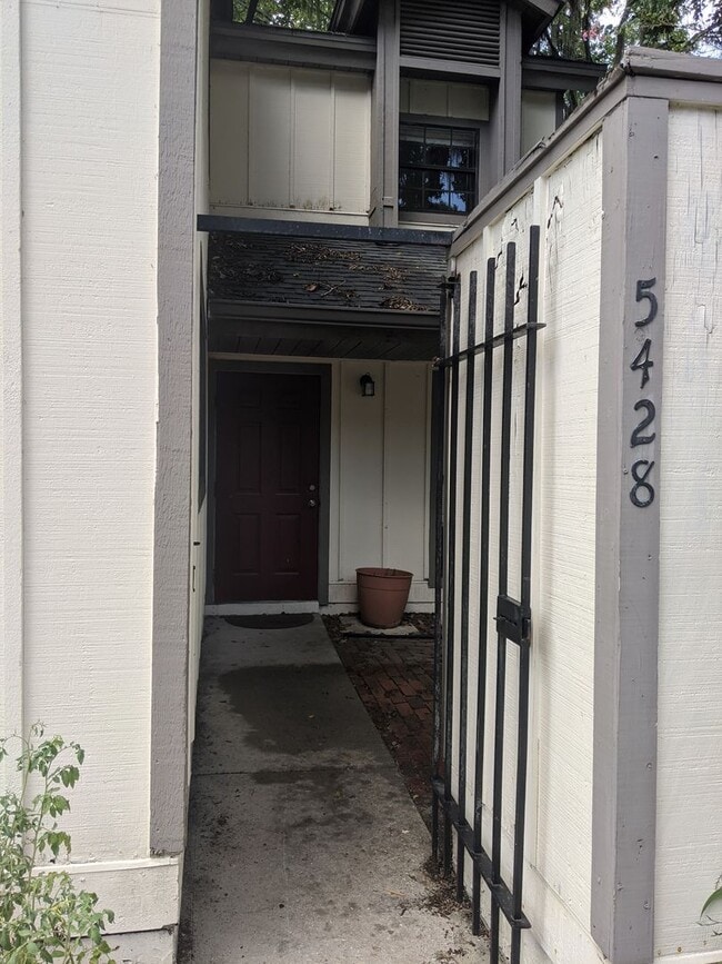 Building Photo - Charming 3 Bedroom, 2 Bathroom End-Unit Townhome in Cypress Pointe