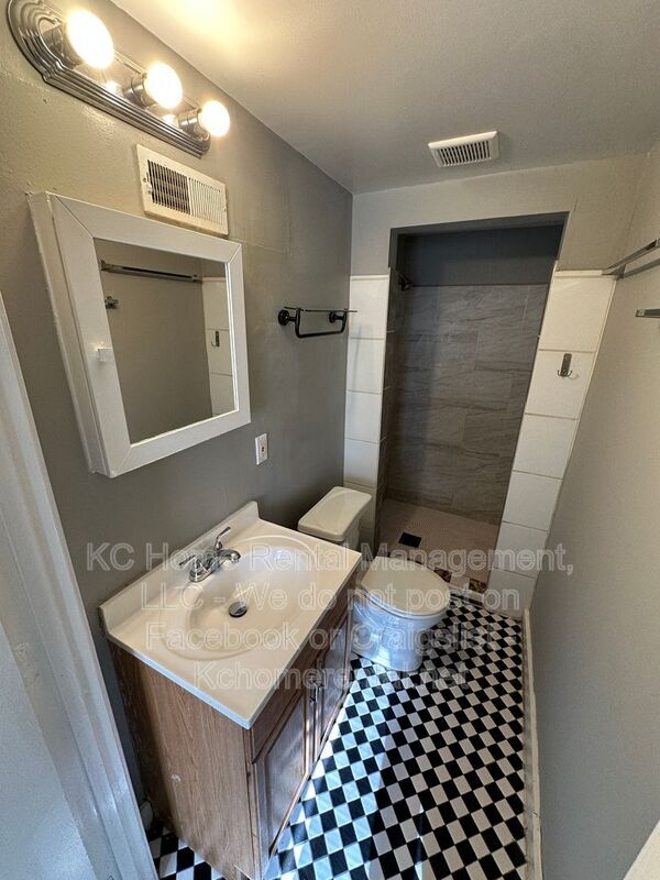 Building Photo - 8044 Wabash Ave