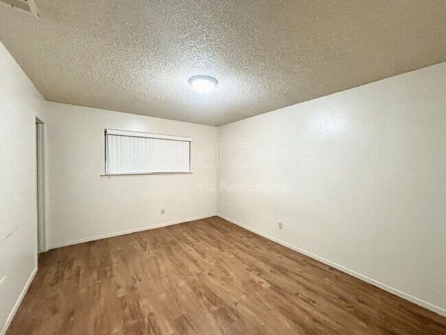 Building Photo - 3290 Cheyenne Dr