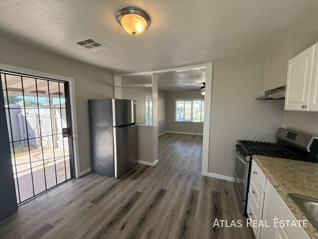 Building Photo - 1741 W Desert Cove Ave