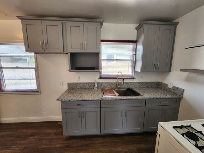 Building Photo - Pershing Duplex