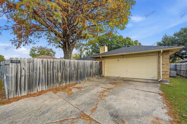 Building Photo - 709 Villa Ridge Dr