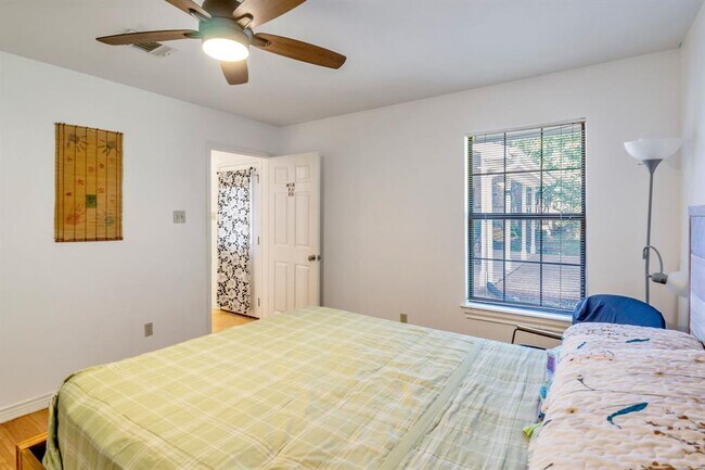 Building Photo - 10903 Chateau Hill