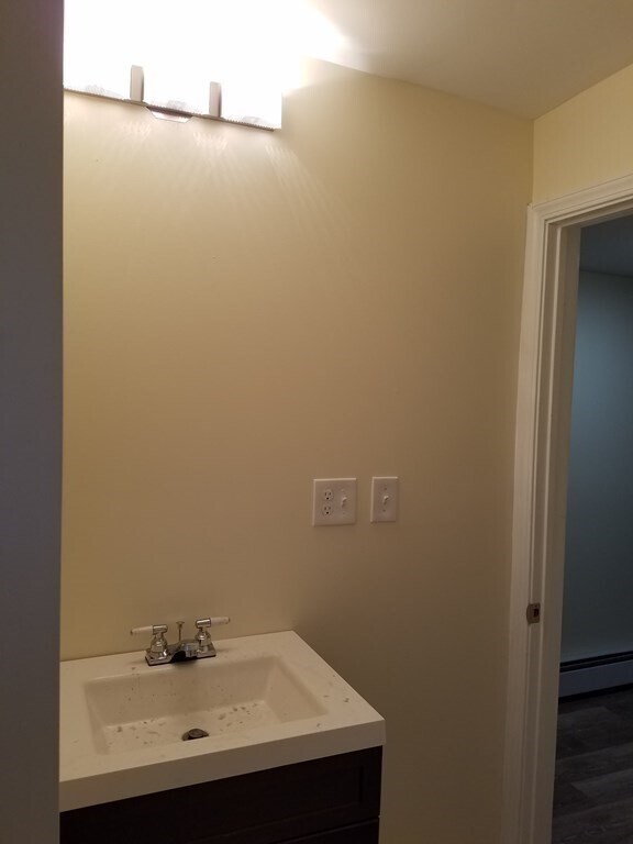 Building Photo - 98 Topliff St