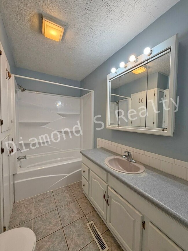 Building Photo - Cute 3 bedroom home close to Evangel Unive...