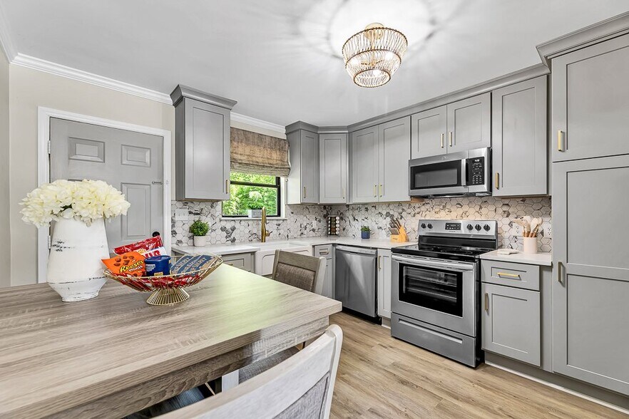 Building Photo - 703 2nd St