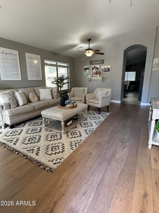 Building Photo - 734 E Kelsi Ave