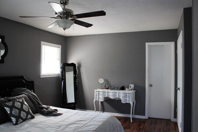 Building Photo - 2347 Edgemont Dr