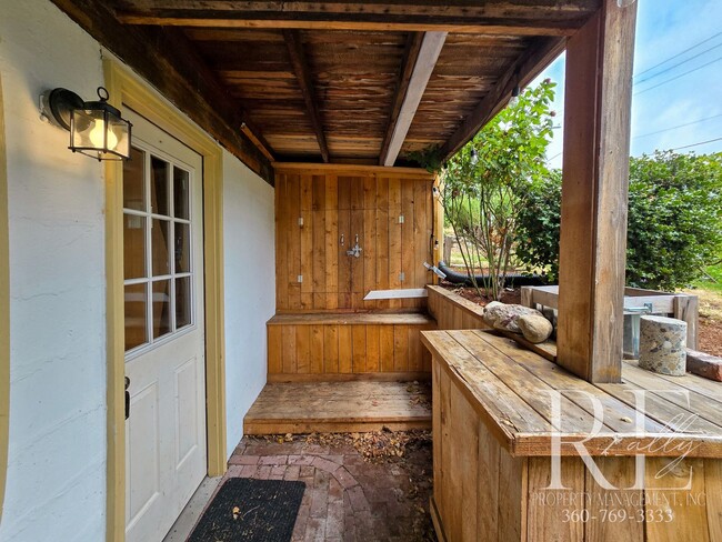 Building Photo - Cozy 1-Bed Duplex with Open Concept Living...