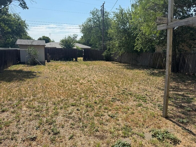 Building Photo - 1420 Austin St