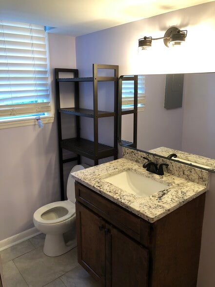 Bath room - 512 River Rouge Dr