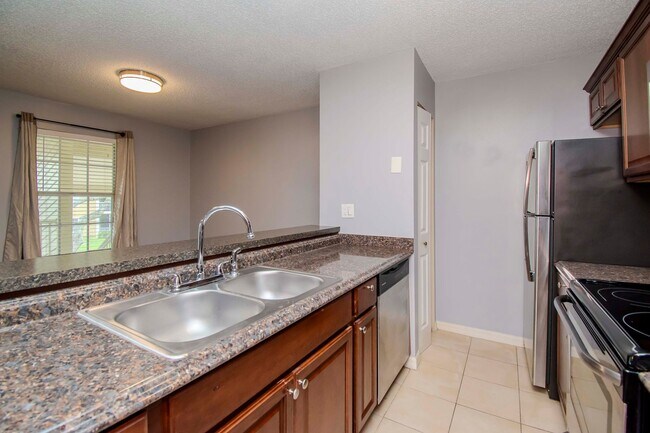 Building Photo - 1BR + Den Condo with Exclusive Move-In Incentive