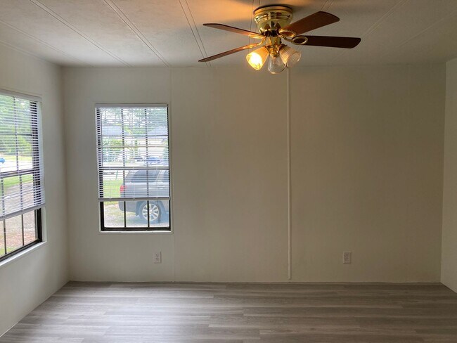 Building Photo - 3 bdrm / 2 bath