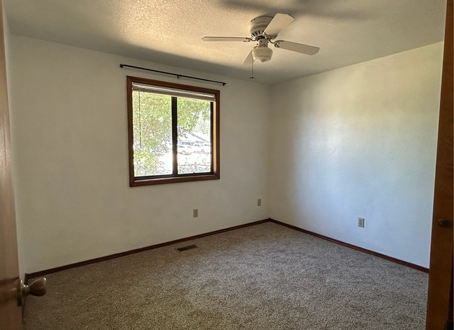 Building Photo - 1033 E Chateau Dr