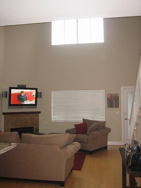 Living and TV - 1825 Selby Ave