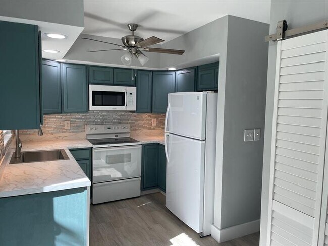 Building Photo - 156 NE 20th Ct