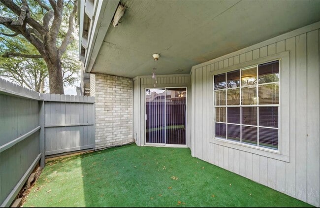 Building Photo - 9797 Leawood Blvd