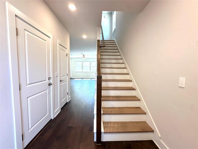 Building Photo - 15701 Ellinger Dr