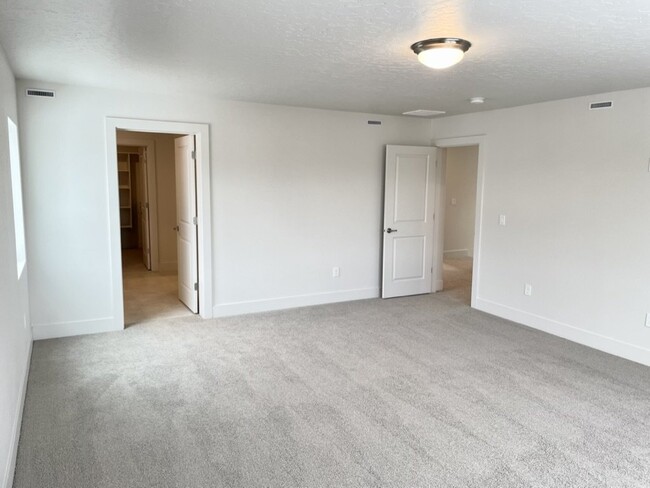 Building Photo - "Spacious 4-Bedroom Home on East Caldera S...