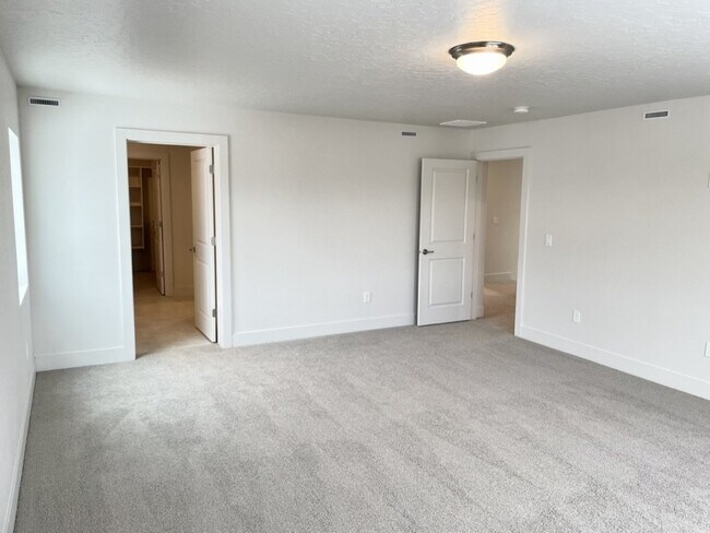 Building Photo - "Spacious 4-Bedroom Home on East Caldera Street with 2.5 Baths and 2,498 Sq Ft of Comfort in Meri...