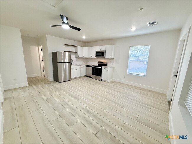 Building Photo - 2204 W San Antonio St