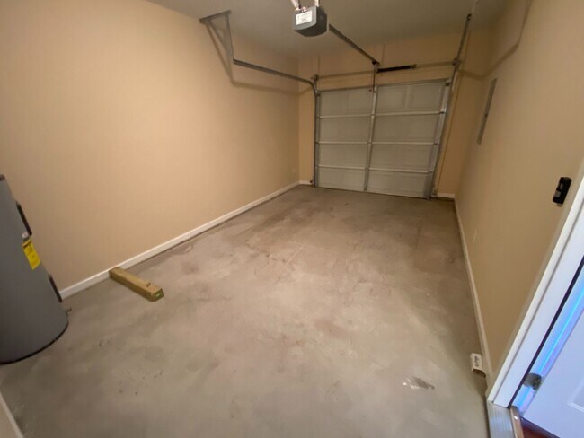 Building Photo - 2071 Reserve Ln