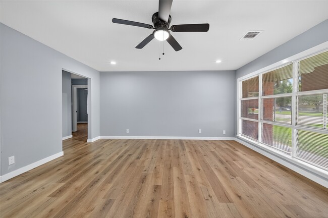 Building Photo - 627 Edgebrook Dr