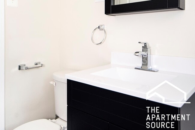 Building Photo - 3821 N Greenview Ave