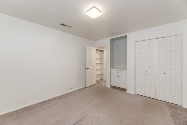 Building Photo - Updated Condo In Excellent Location!