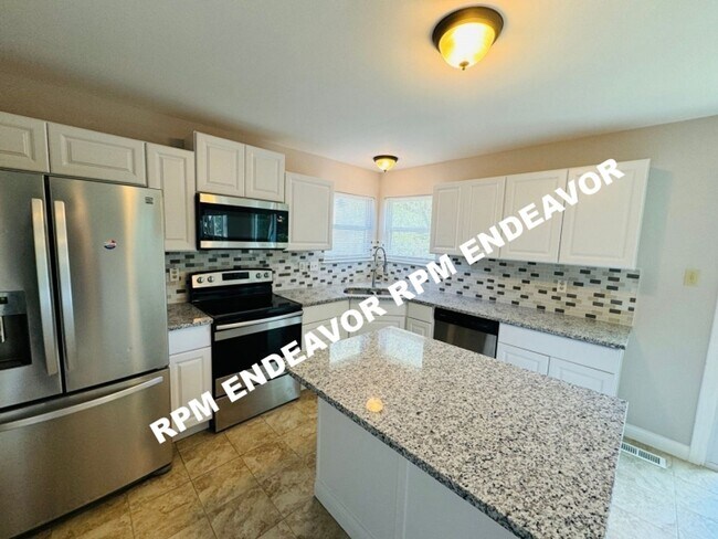 Building Photo - Spacious 4 bedroom, 2.5 bath home availabl...