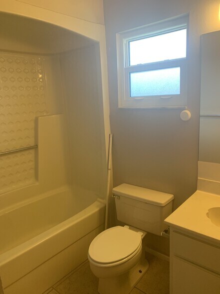 main bath - 1916 Marcia St