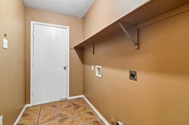Building Photo - 2232 Chestnut Dr