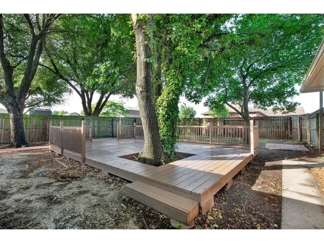 Building Photo - 100 Hacienda Dr
